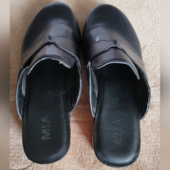 MIA Kids Black Faux Leather Clogs - Picture 4 of 7